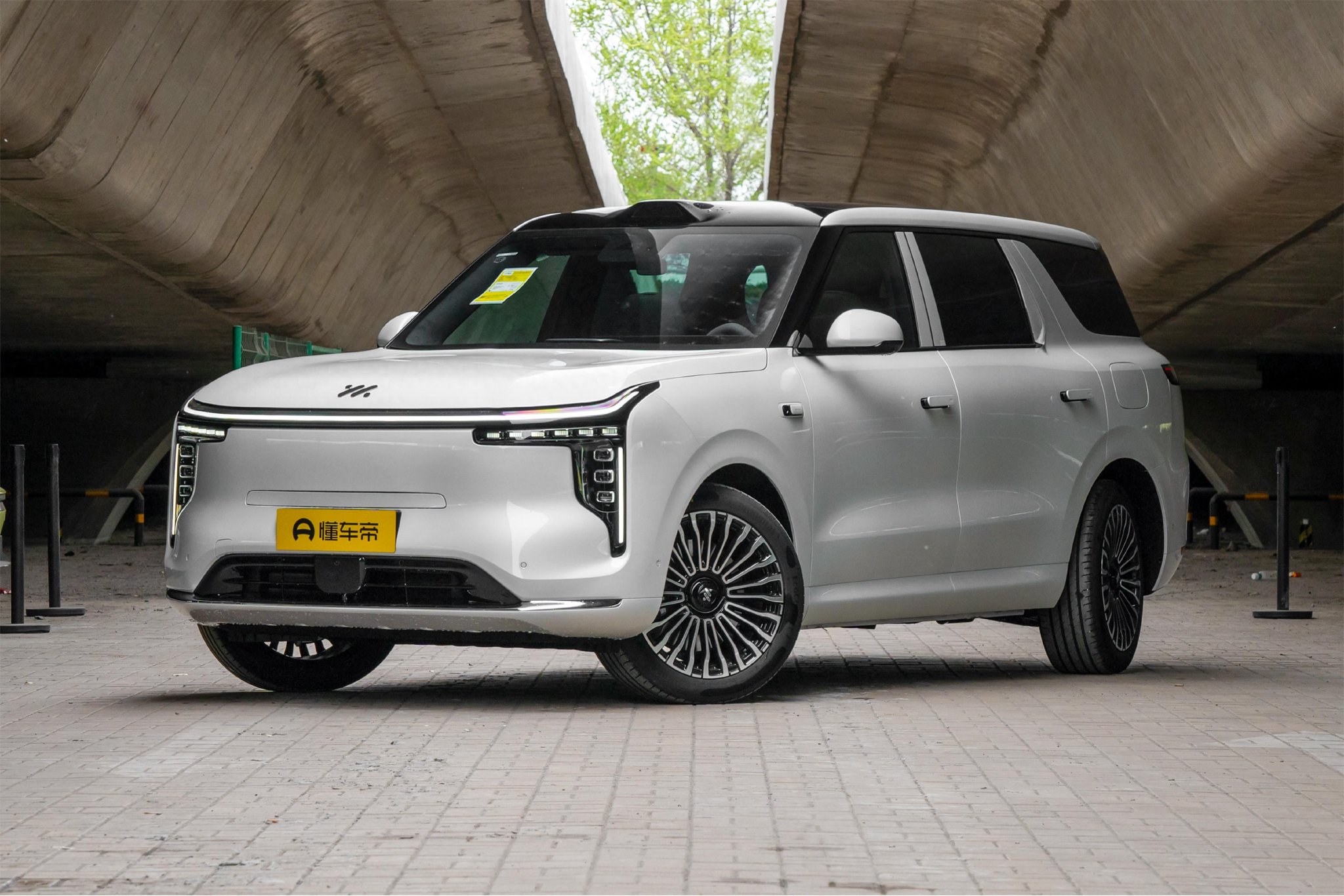 五米级 SUV 也能一把掉头?试驾智己 LS8，这些家用配置到底香不香_岚说车市