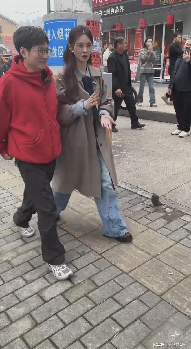 沈梦辰与李维嘉长沙吃面，沈梦辰眼袋好重，李维嘉个子不高像大叔