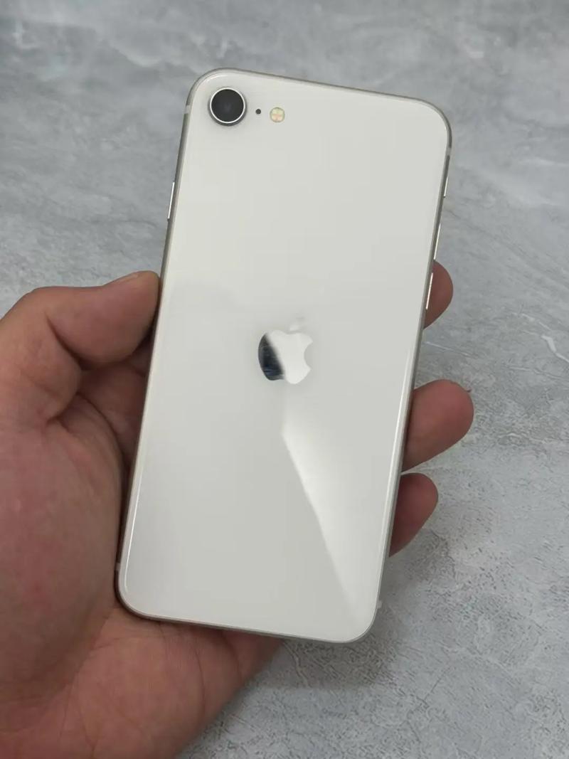 218 元捡漏 A15 小钢炮!iPhone SE3 二手崩盘,这才是备用机天花板