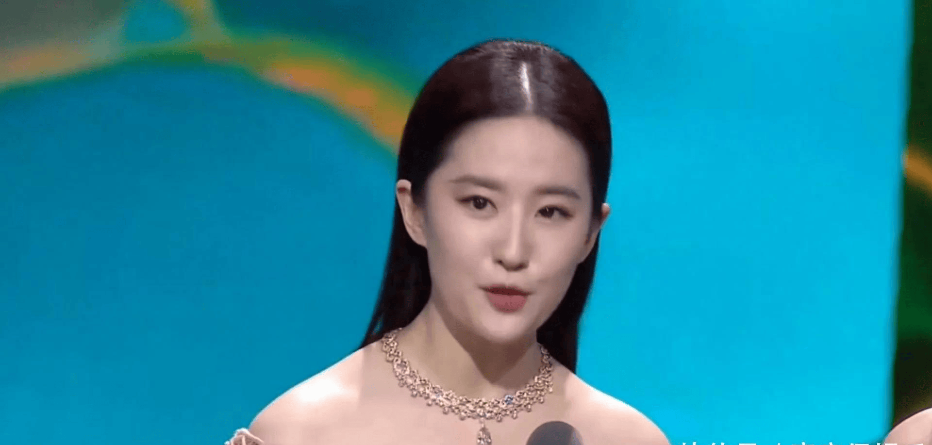 优雅女性气质穿搭指南：刘亦菲素颜逛家具城