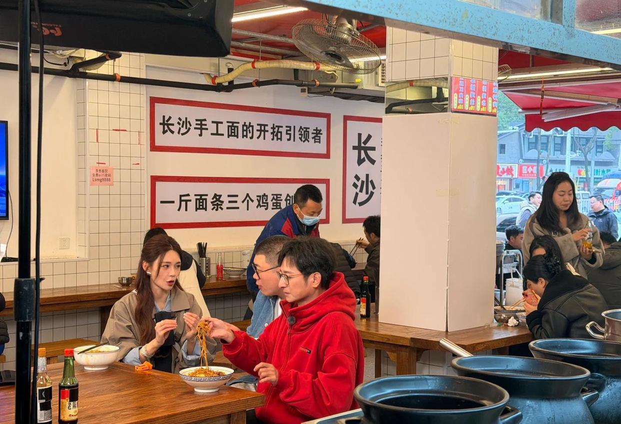 长沙面馆偶遇明星!沈梦辰白嫩似少女,李维嘉穿红衣发福大变认不出