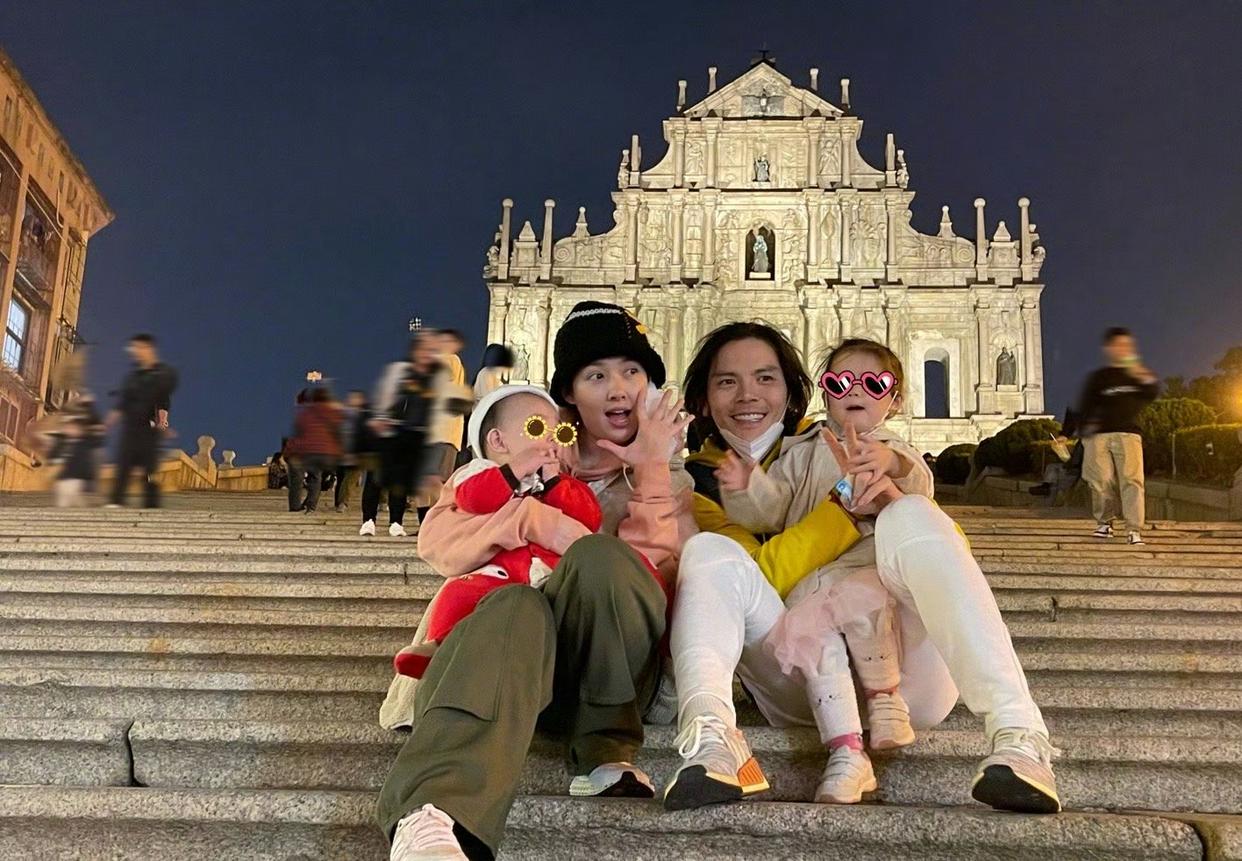 向佐晒一双儿女正面照,儿子像妈妈女儿像爸爸,郭碧婷又瘦又美