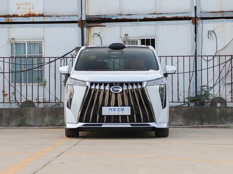 广汽传祺向往M8宗师上市,26.99万起,对标别克GL8陆尊PHEV
