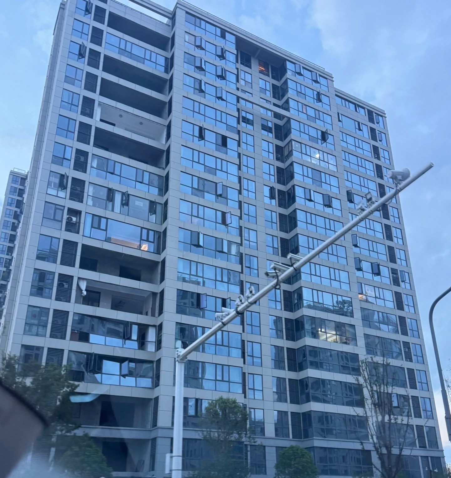 玲瓏家園，多處落地窗缺失。受訪者供圖