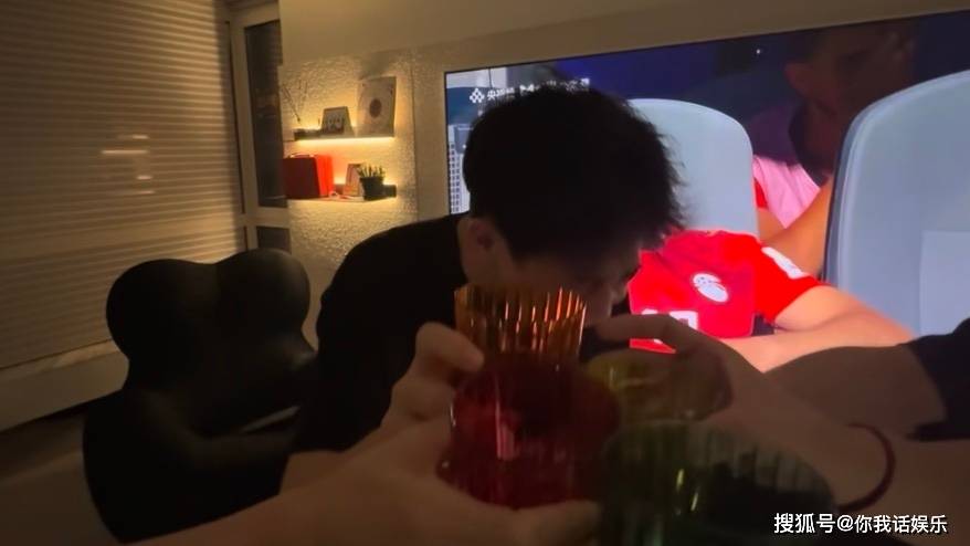 这一回,陈楚生苏醒张远陆虎一起看球上热搜!苏醒举杯动作好快乐