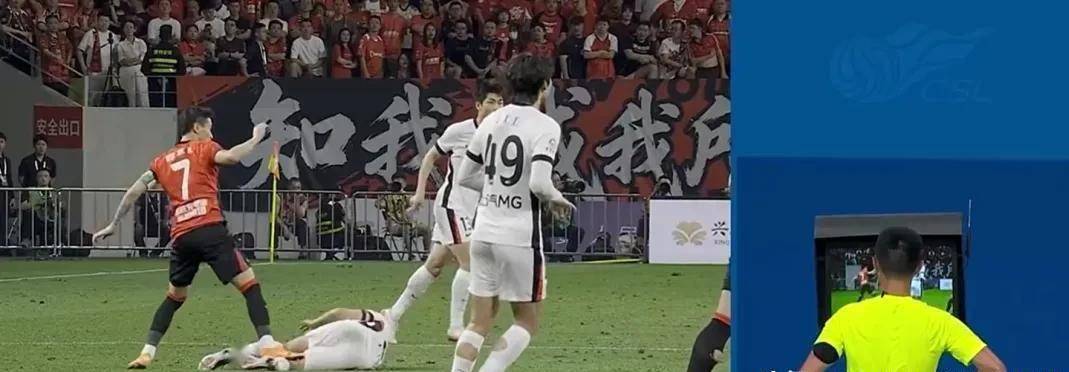 场面火药味十足！海港1-0险胜蓉城，半场狂出10黄，韦世豪险些吃红