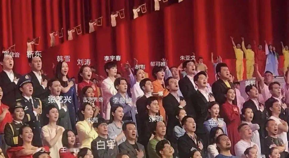 王俊凯和王一博下班一起回家，蹦蹦跳跳，网友调侃：真小学生出游