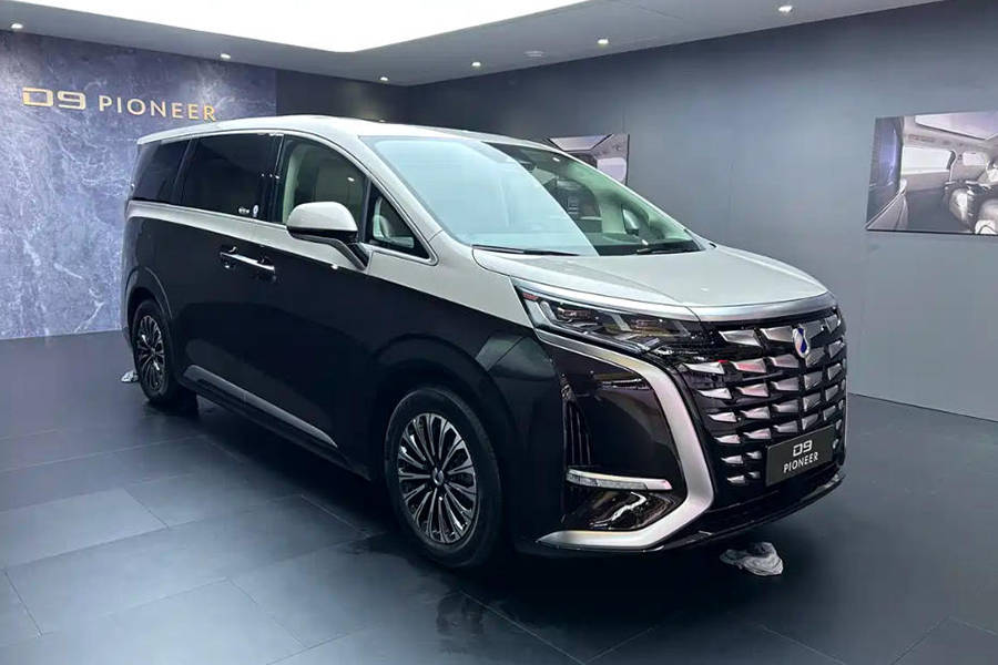2025成都车展：腾势D9新车型售价30.98万起