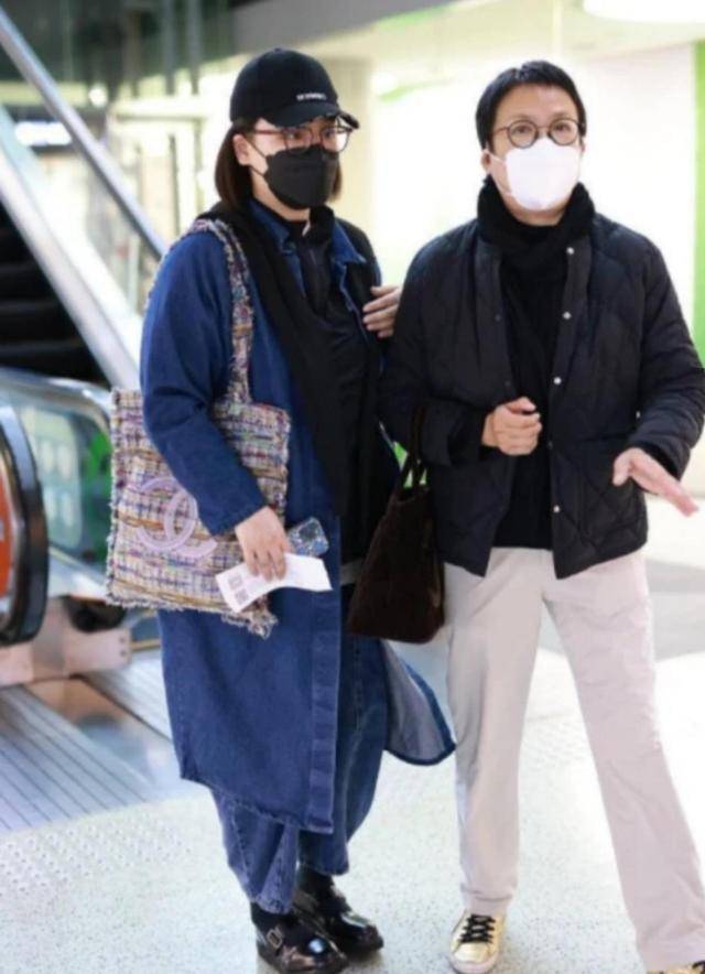 马思纯母女俩逛街，妈妈一路搀扶女儿走路，气质不输妹妹蒋雯丽
