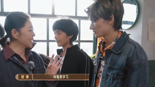 倪萍为鼓励余宇涵啥也敢说，竟评价他特别像易烊千玺，余宇涵都慌了！