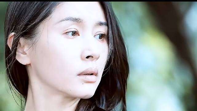 女人走在路上，被一个陌生男人塞了一个纸条？