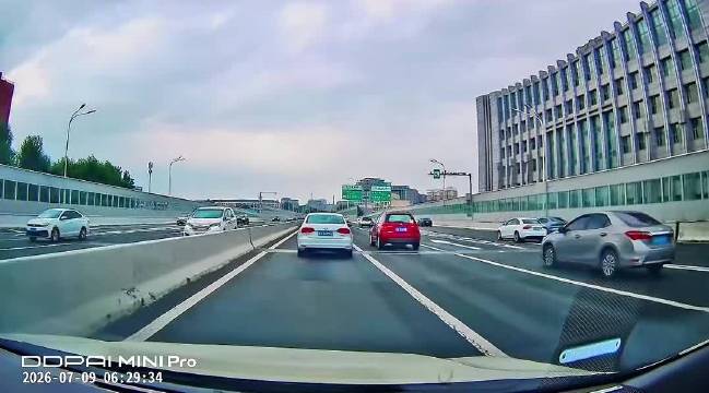 吉J黑车错过下桥口急刹致后车追尾