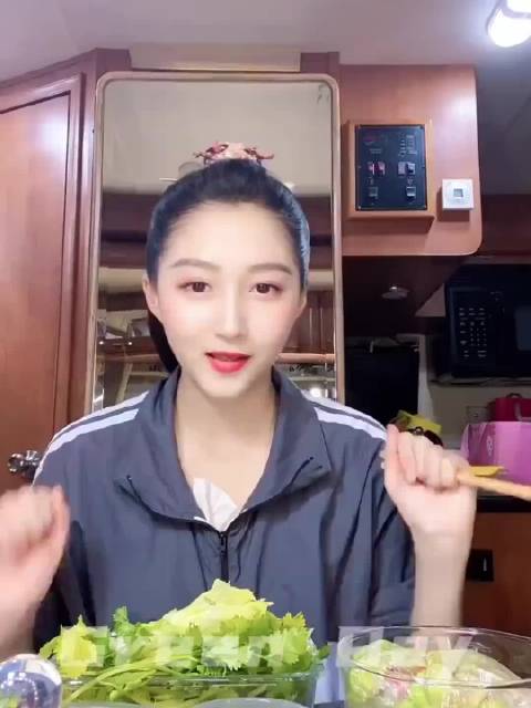 我惊呆了 关晓彤吃得那么少，一堆菜叶子，为了录视频，问别人借了一片牛肉