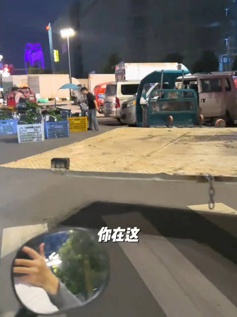 这是买了多少钱的保险敢这样停车，上次看有个外卖小哥就被割喉了