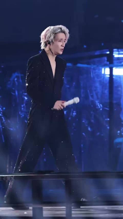 薛之谦杭州演唱会开演，万人合唱荧光星海