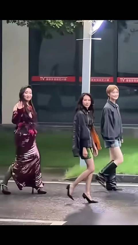 56岁莫文蔚与39岁李宇春同框生图对比，魔鬼式自律成就紧致线条