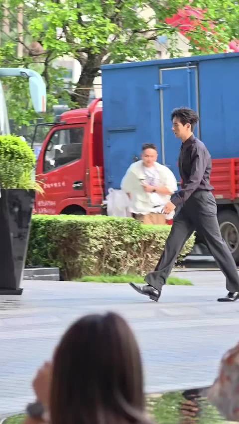 又换了一套造型，黑色就是李现的统治区，继续搞事业的李现孟弗渊真帅！