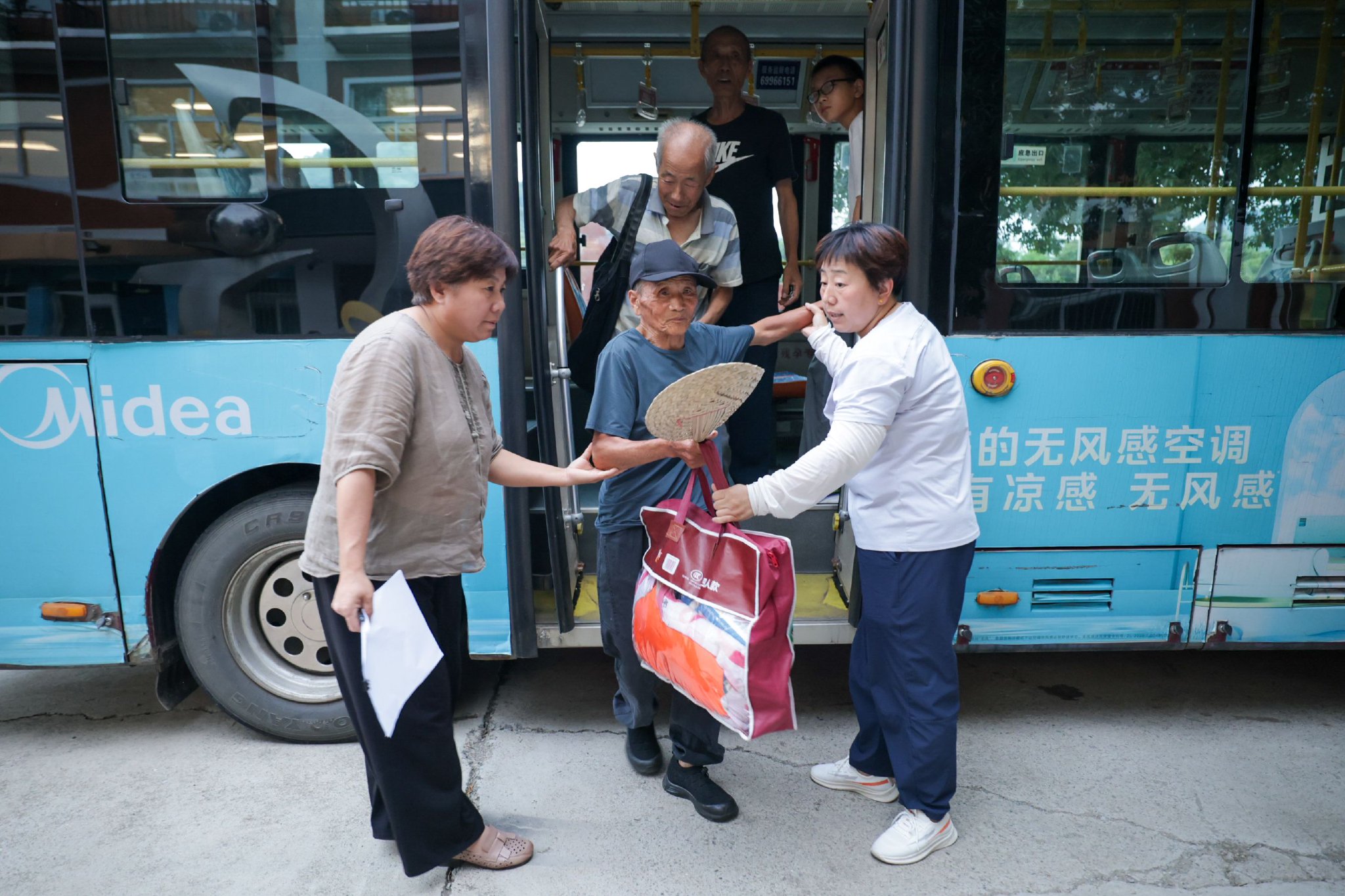 轉移安置的村民抵達熊兒寨中心小學。新京報記者 王子誠 攝