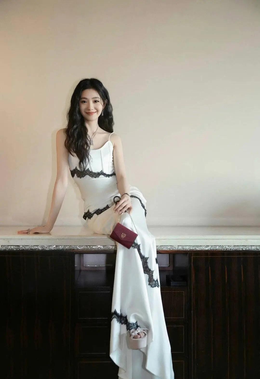 刘浩存白衣裙写真,黑与白的碰撞,少女的灵动最打动人