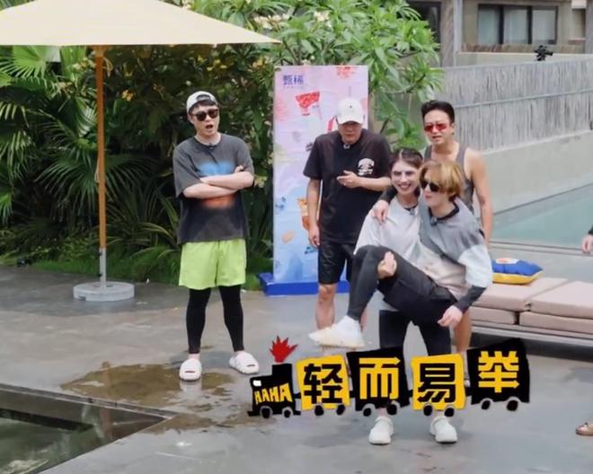 鹿晗被张雨霏公主抱，张雨霏：真的太轻松了