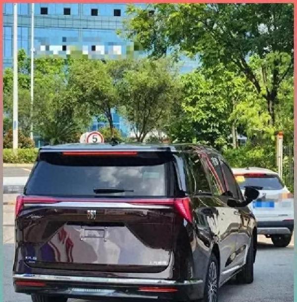 新能源MPV平分秋色，2026款别克GL8 PHEV陆尊登场，33万级兼顾家用与商务