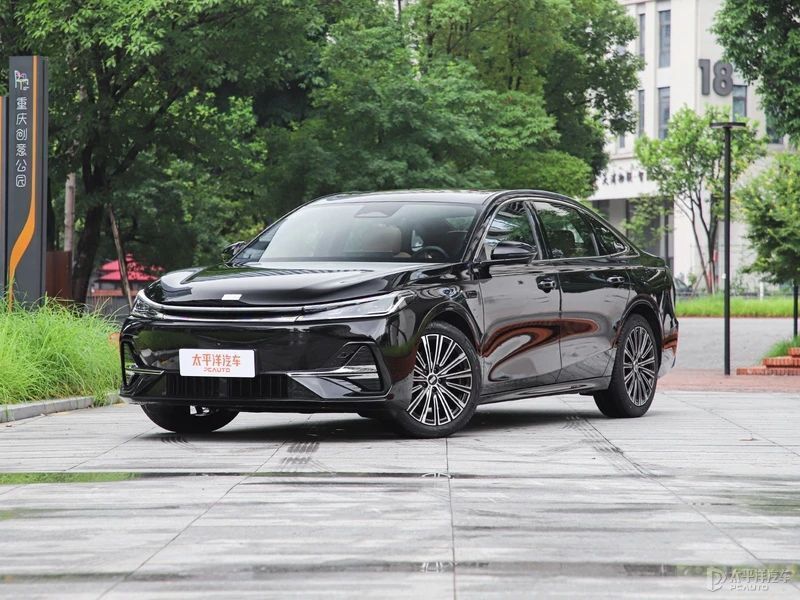 8.18万起，吉利银河A7上市!馈电油耗2.67L+2100km续航，实力几何?_新闻