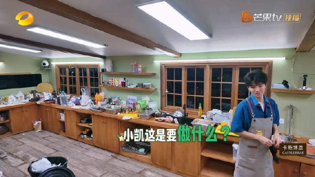 王俊凯中餐厅制作木瓜甜品慰劳团队