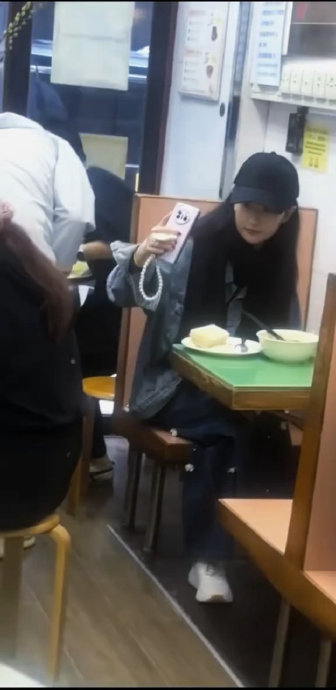 刘亦菲以前被偷拍时有过类似反应吗？