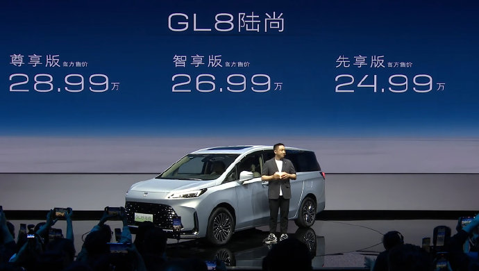 GL8陆尚第三排坐成年人长途会挤吗