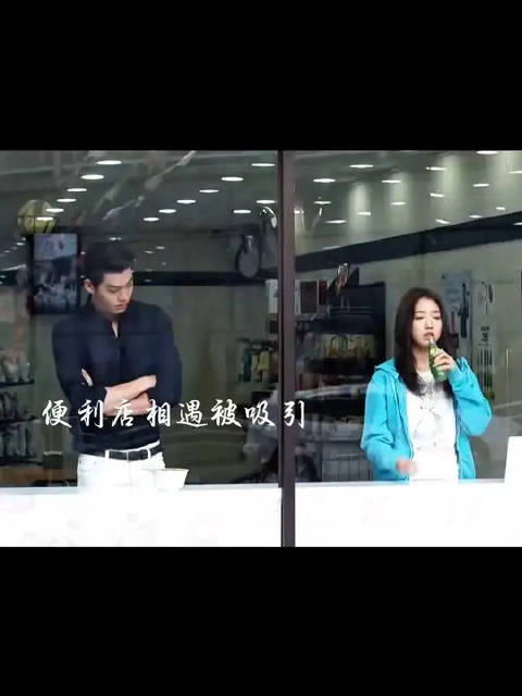 明明是你先遇到的…想牵手却绊倒人家才抓住手