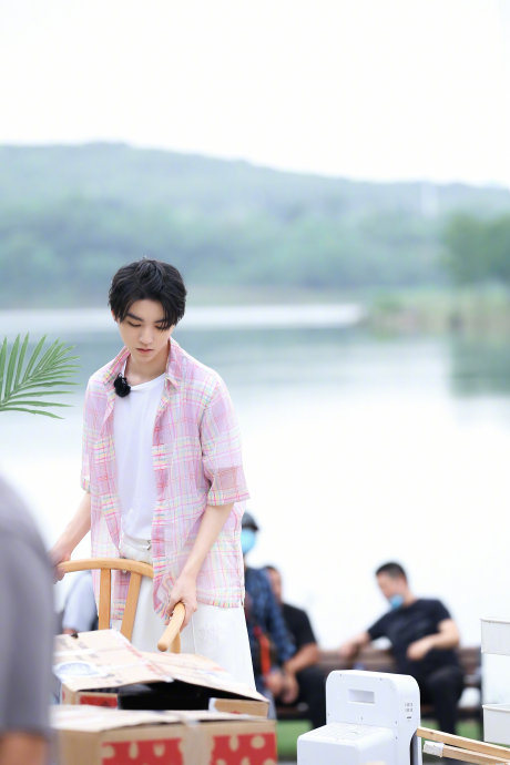 黄晓明用粤语评价王俊凯小鱼干“好劲啊”有何含义？