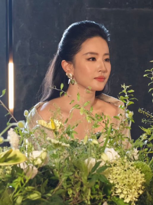 网友如何看待刘亦菲的素颜生图争议？