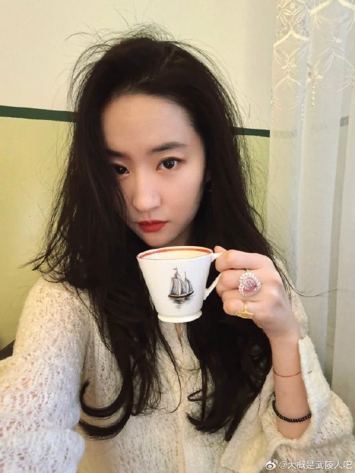 为什么刘亦菲的他拍比自拍更显脸小？