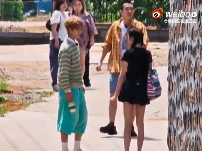李昀锐帮忙拎包是剧组安排还是自发行为？