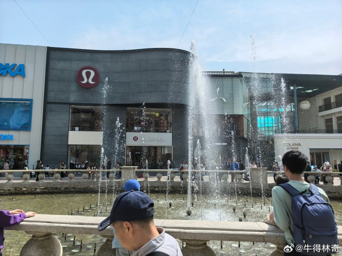 连锁店周末学生去停车方便吗