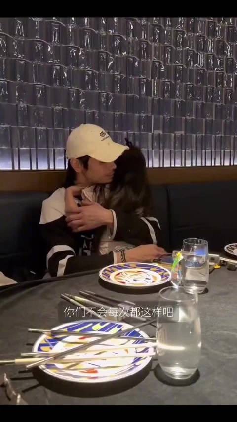 郭碧婷称女儿格外黏向佐,父女相依画面温馨