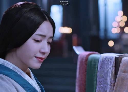 女孩一到中午身体就会长满羽毛！