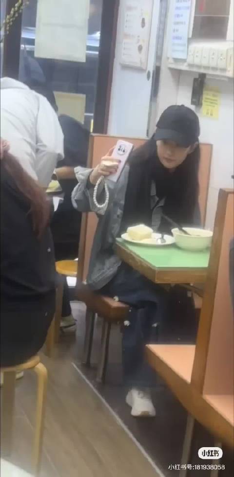 网友在自家茶餐厅偶遇刘亦菲，还发现此女在自拍！快把照片交出来！
