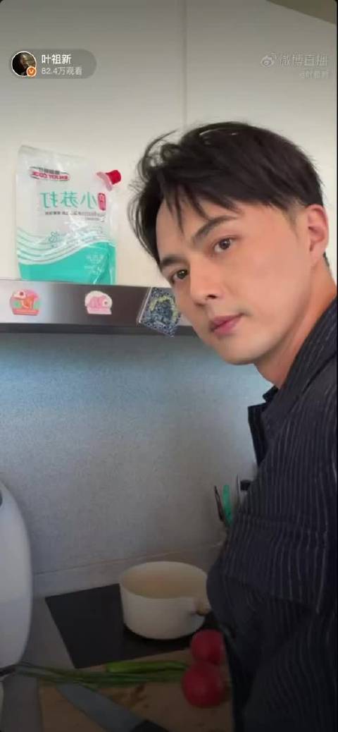 叶祖新生日直播下厨煮长寿面，片场饭撒宠粉技能满点