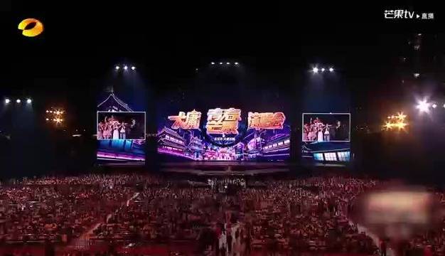 李小冉登台连唱三首人气曲目展vocal实力