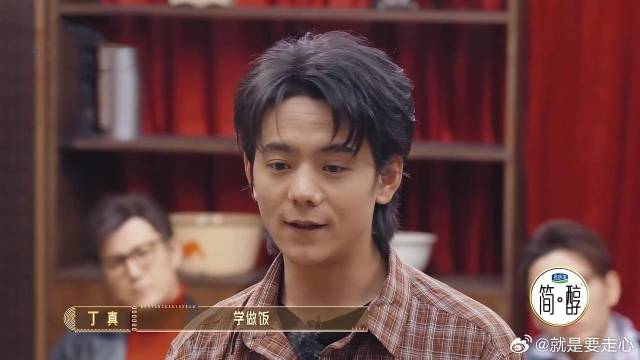 丁真看过外面世界后 出学费资助表妹上学，一番话连倪萍都被感动！