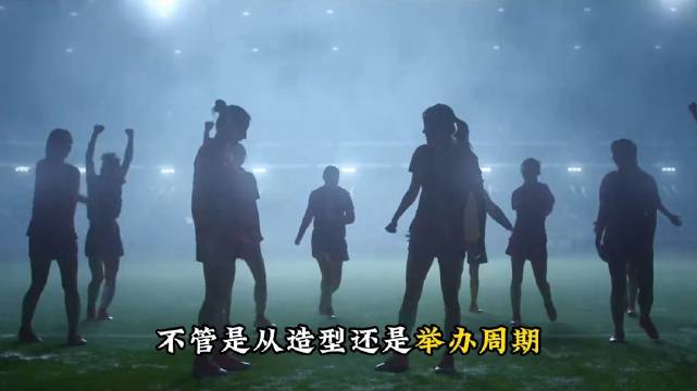 星爷新片《功夫女足》海报曝光，张小斐持刀迪丽热巴持枪张艺兴拿梳子