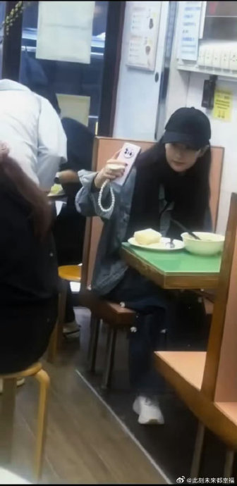 刘亦菲自拍为何能引发全网争议和热议？