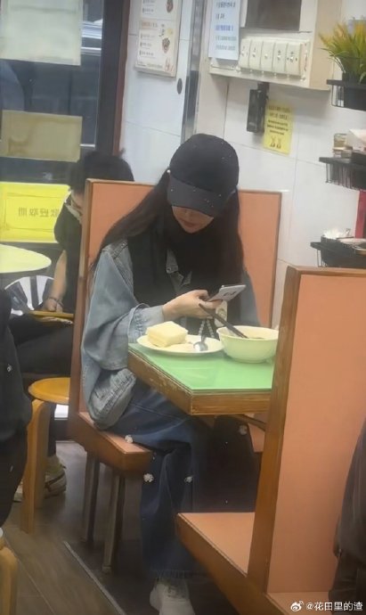 刘亦菲自拍被抓包，猫猫祟祟反应萌翻全网