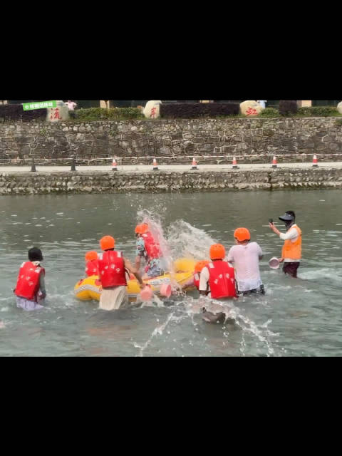 林更新漂流被泼水，网友调侃宇文玥终获救