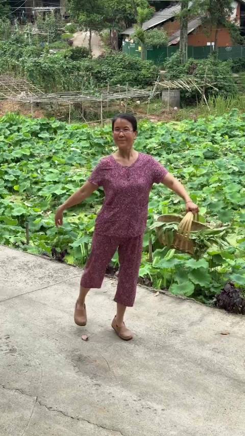 64岁奶奶自制服装重现西游记经典人物