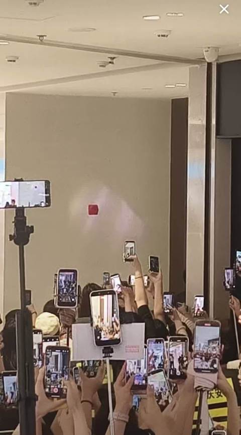 周翊然重庆线下活动人气爆棚 真的是很好的人，永远心系粉丝永远真诚