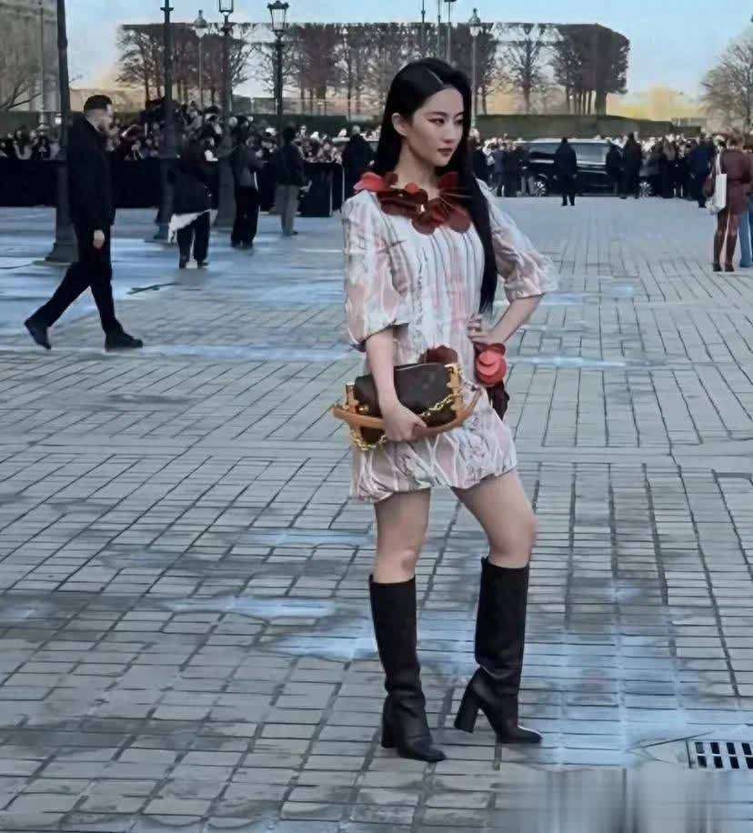 刘亦菲现身巴黎时装周及卢浮宫，素颜状态获好评