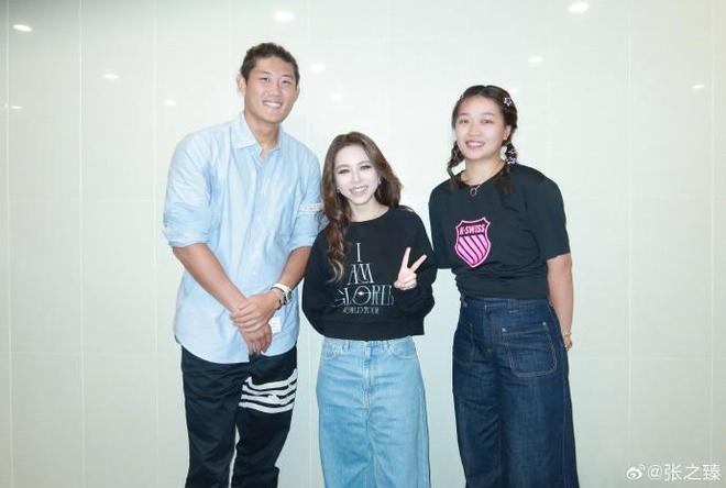 张之臻看邓紫棋演唱会：大莲花续上去年小莲花的天空没有极限