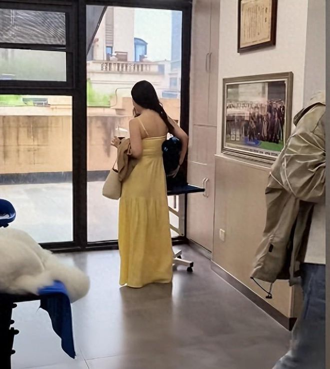 霍思燕夫妻现身西安！穿吊带裙勒出副乳，头发毛躁看着像男扮女装